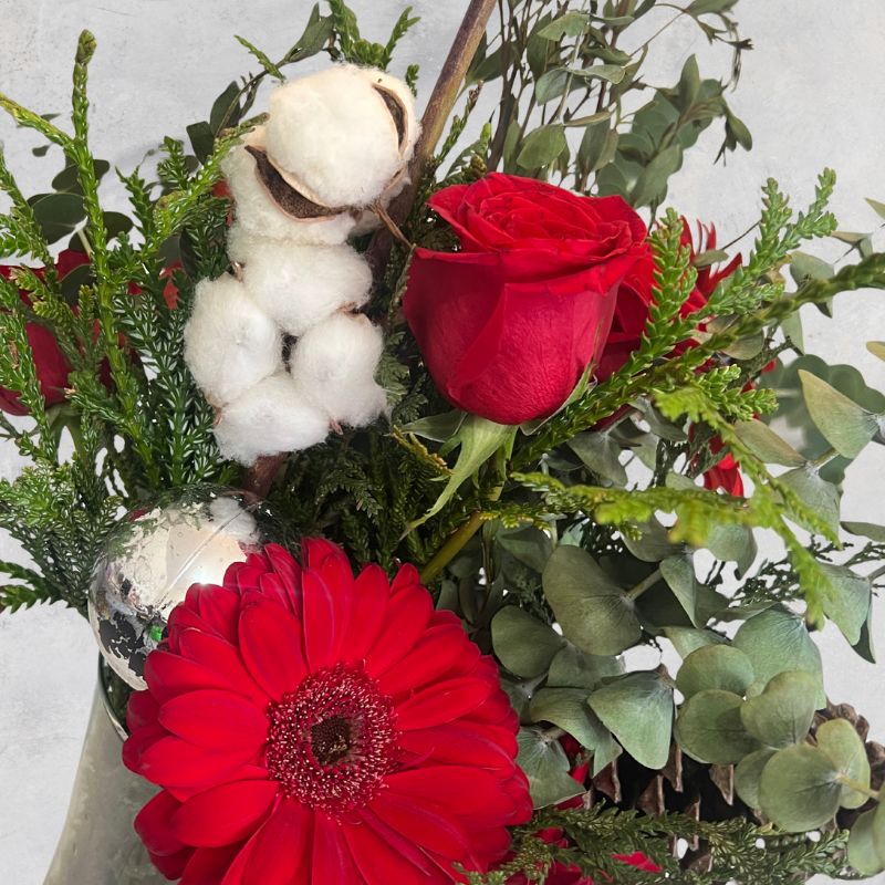 Ramo Navideño con Rosa, Geberas, Pino y flor de algodón - Dublin